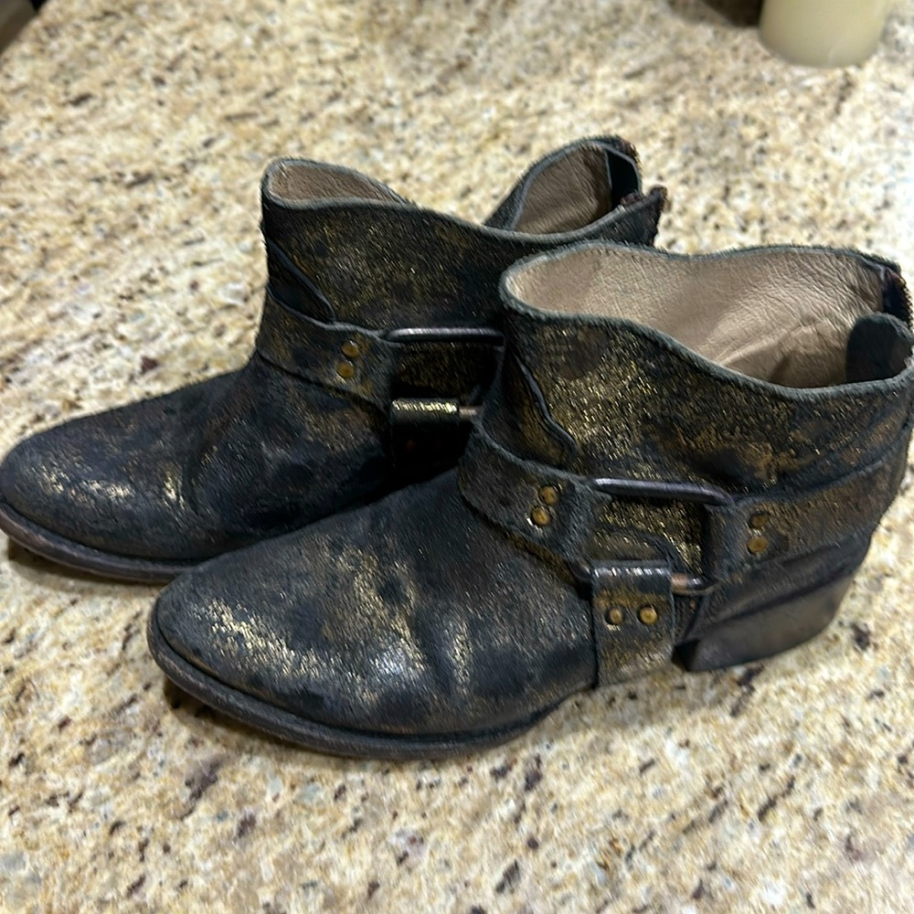 Freebird by Steven Phlow Black gold 8 bootie